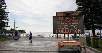 Australia cierra más playas por misteriosas bolas de alquitrán