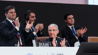 La COP29 acuerda que países ricos financien a naciones en desarrollo