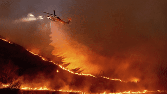 Los Ángeles: Fuentes vientos aumentan probabilidad de nuevos incendios