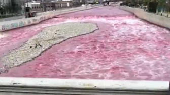 Fiscalía investiga causas de coloración rojiza en el río Rímac