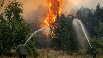 Incontrolable incendio en la Patagonia llega hasta Chile
