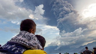 Erupción de volcán causa estragos y mucho temor en Indonesia