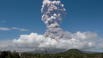 Filipinas en alerta por erupción de volcán Kanlaon