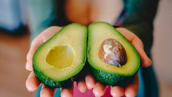 Desarrollan bioplástico a partir de residuos industriales de la palta