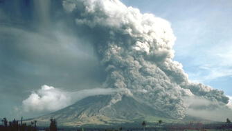 Filipinas en alerta por erupción del volcán Bulusan