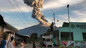 Filipinas en alerta por erupción del Volcán Kanlaon