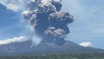 Volcán Etna entra en erupción y provoca temor en Italia