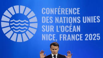 Presidente de Francia pide explorar los mares antes que a Marte