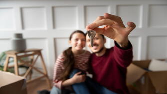 ¿Qué tan satisfecho está un cliente que recibe su vivienda en la fecha prometida y por qué esto mejora la reputación de la constructora?