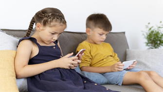 Uso del celular en los estudios: ¿Cómo guiar a tus hijos para que lo usen con responsabilidad?