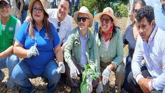 Embajador de la UE siembra “Árbol de la Esperanza” por el medioambiente