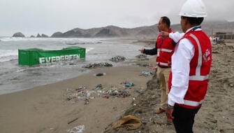Constatan daños ecológicos tras caída de contenedores en mar del Callao