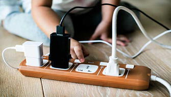 Electricidad y niños en casa: medidas imprescindibles para evitar accidentes