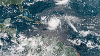 Alerta en EE.UU. por llegada de huracán Erin
