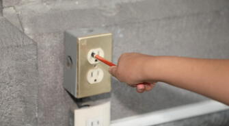 Electricidad y niños en casa: medidas imprescindibles para evitar accidentes