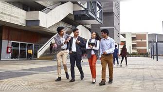 ¿Qué beneficios académicos y profesionales tiene obtener un doctorado o maestría?