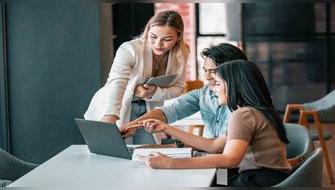 ¿Cómo un posgrado puede duplicar tus oportunidades laborales en menos de un año?