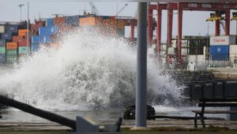 Lanzan alerta por oleajes intensos en la costa peruana
