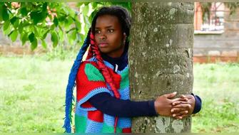 Ecologista obtiene récord Guinness por abrazar árbol 3 días