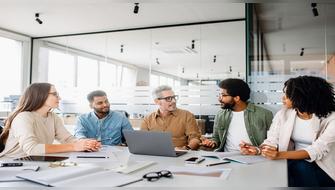 ¿Cómo liderar equipos con éxito?: 4 estrategias esenciales en un mercado laboral competitivo