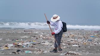 Casi la mitad de basura en las playas de Perú es plástica