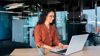 Posgrados en línea: la alternativa flexible que permite a profesionales seguir estudiando sin dejar de trabajar