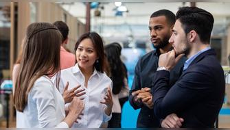 Para proyectar un perfil de alto impacto, es vital ser auténtico y realizar consultas estratégicas a líderes del sector, lo que facilitará conexiones efectivas. Estas interacciones pueden abrir puertas a oportunidades laborales.