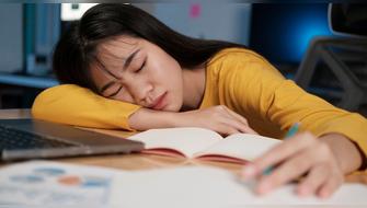 Amanecerse estudiando: cómo afecta tu salud y tus notas