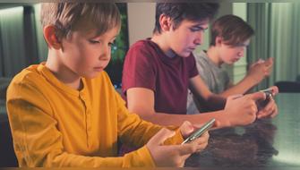 Protección a menores: OMS y Francia exigen más control digital