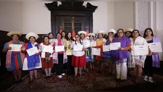 Homenajean a 15 artesanas de qallwa por preservar su tradición textil ancestral
