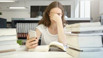 La sobrecarga cognitiva dificulta retener información y puede afectar el rendimiento académico. Foto: Envato