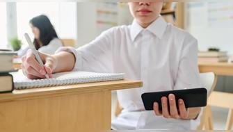 México prohíbe el uso de celulares en escuelas primarias y secundarias