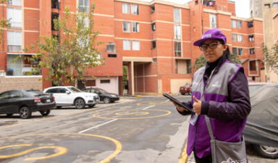 Censista oficial del INEI, debidamente identificado con chaleco morado, gorro institucional y credencial con código QR. Fuente: Difusión.