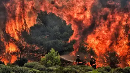 Masiva evacuación en Grecia por incendios forestales Masiva evacuación en Grecia por incendios forestales