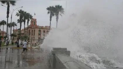 Oleajes anómalos en la costa peruana durarán una semana Oleajes anómalos en la costa peruana durarán una semana