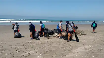 Centenar de voluntarios se unen para limpiar playa El Silencio