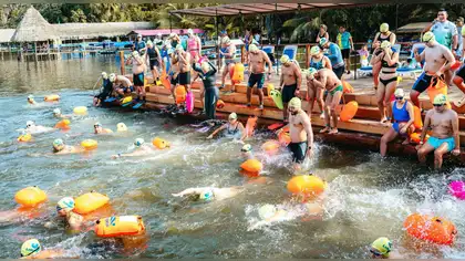 San Martín: Más de 200 nadadores desafían la falta de flotabilidad en Laguna Azul