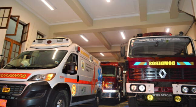 Se donan luminarias a la compañía de bomberos voluntarios en Lima