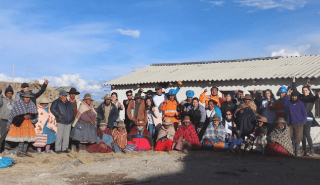 Minera Bateas y Grupo Etex realizan techado para la Asociación de Adultos Mayores