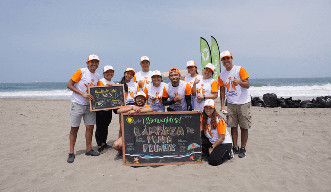 Colaboradores voluntarios de PRIMAX limpian la playa San Pedro en Lurín