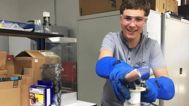 Joven inventor irlandés lucha contra la contaminación por microplásticos.