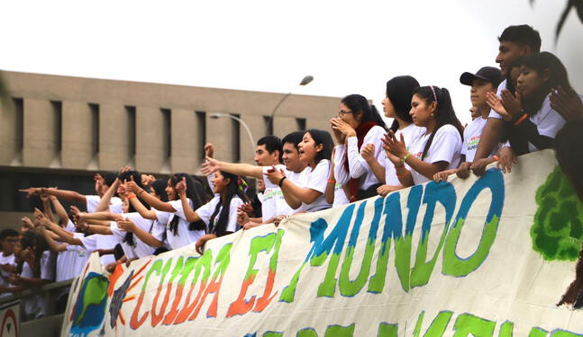 Jóvenes peruanos se movilizan para crear conciencia ante el cambio climático