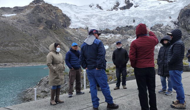 Investigan efectos del carbono negro en glaciares y el agua