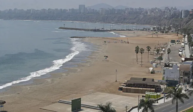 Playas de Lima siguen “afectadas” por derrame de petróleo
