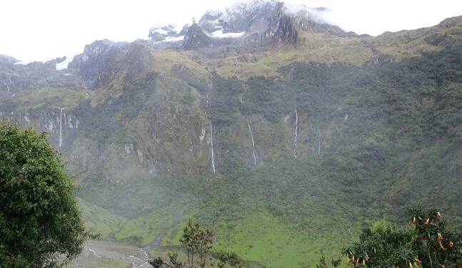 investigadores estudian biodiversidad del nevado Otorongo