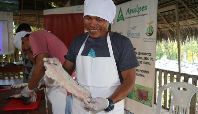 Emprendedores awajún crean biocuero a partir de piel de peces