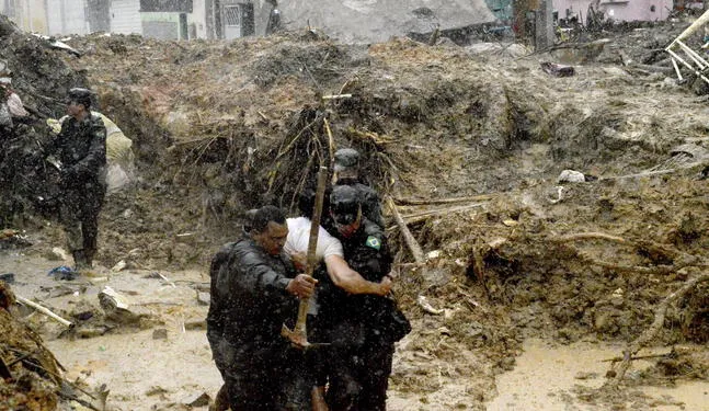 Brasil: Al menos 30 decesos y 60 desapariciones por lluvias extremas
