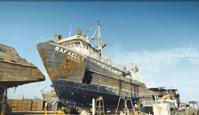 Barcos viejos son reciclados para aprovechar su chatarra