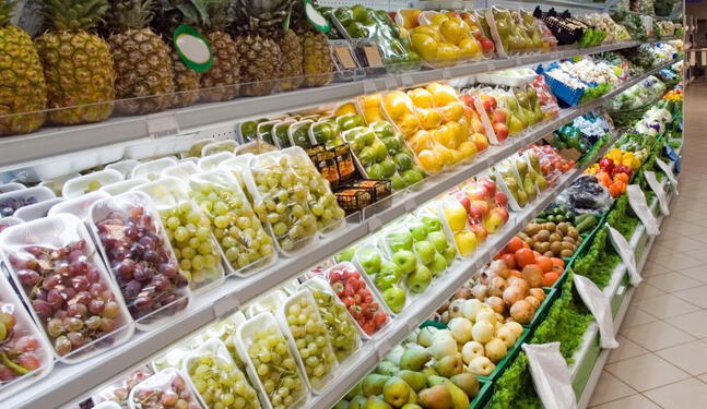 Casi mitad de alimentos del supermercado se envasan innecesariamente