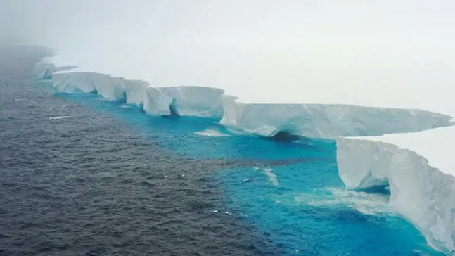 Iceberg más grande del mundo a la deriva en el océano Antártico
